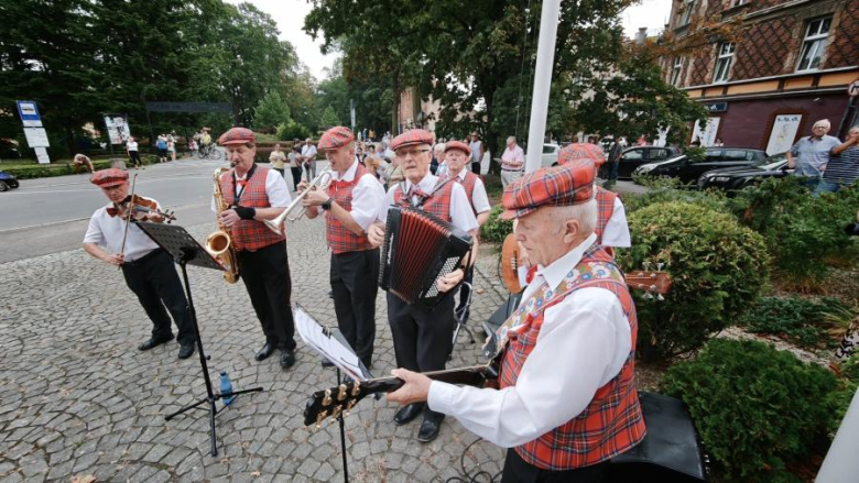 Patriotyczne śpiewy w Ząbkowicach Śląskich. Mieszkańcy uczcili 82. rocznicę Powstania Warszawskiego