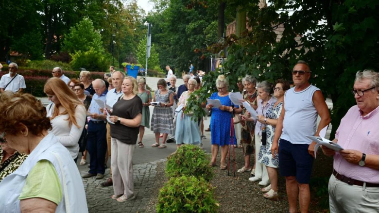 Patriotyczne śpiewy w Ząbkowicach Śląskich. Mieszkańcy uczcili 82. rocznicę Powstania Warszawskiego