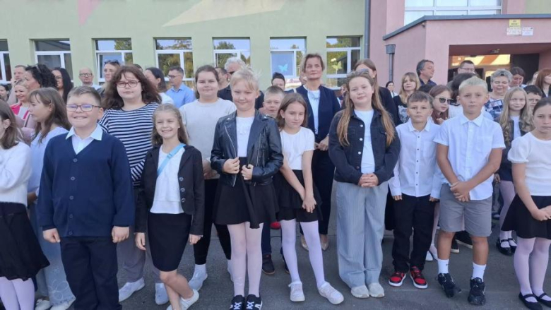 Rozpoczęcie roku szkolnego dla uczniów klas I-IV w Szkole Podstawowej nr 3