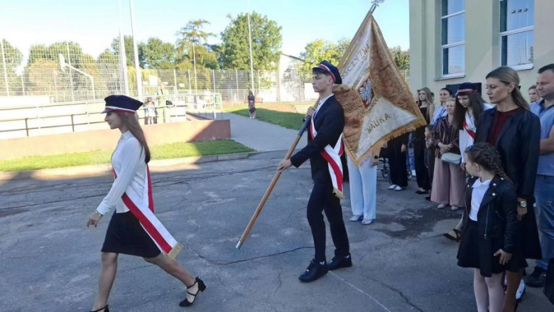 Rozpoczęcie roku szkolnego dla uczniów klas I-IV w Szkole Podstawowej nr 3