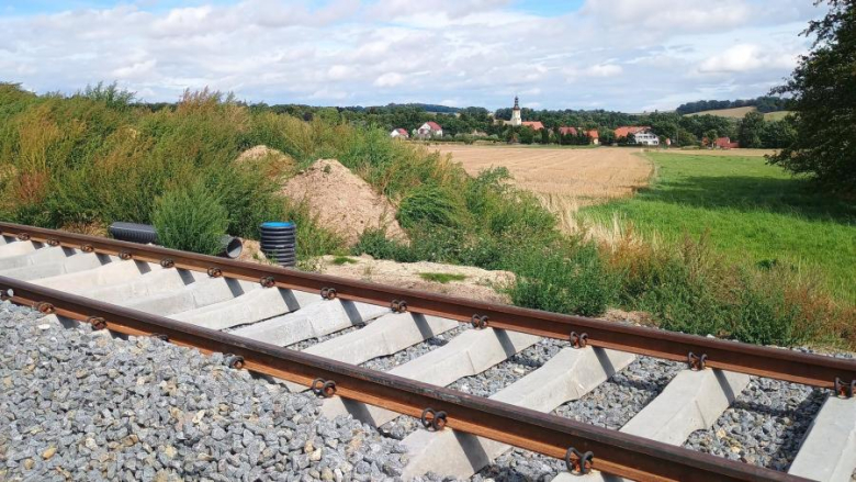 Nowy przejazd kolejowy w Grodziszczu gotowy. Rewitalizacja linii kolejowej 318 nabiera kształtu Komu