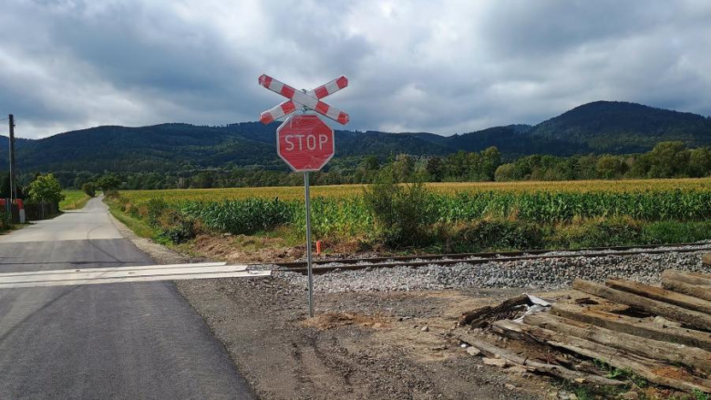 Nowy przejazd kolejowy w Grodziszczu gotowy. Rewitalizacja linii kolejowej 318 nabiera kształtu Komu