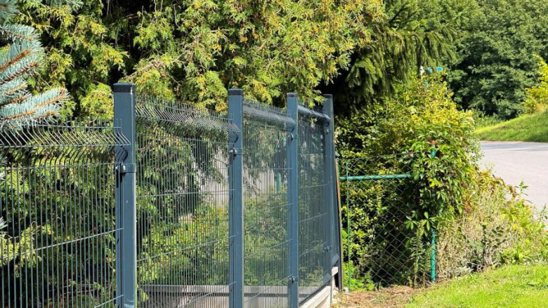 Nowe ogrodzenie i klimatyzacja w świetlicy w Nowym Dworze. Inwestycja za blisko 32 tys. zł