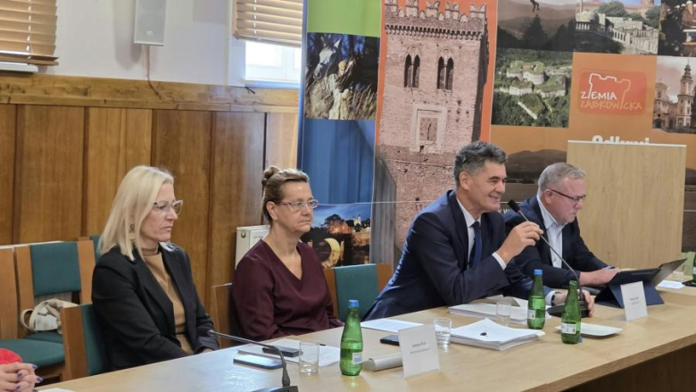 Nagrody dla uczniów, zmiany w budżecie i apel o wspólną komunikację. XXV sesja Rady Powiatu
