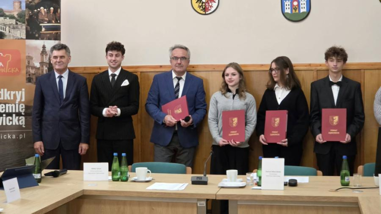 Nagrody dla uczniów, zmiany w budżecie i apel o wspólną komunikację. XXV sesja Rady Powiatu