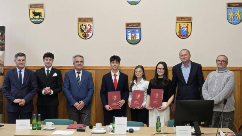 Nagrody dla uczniów, zmiany w budżecie i apel o wspólną komunikację. XXV sesja Rady Powiatu