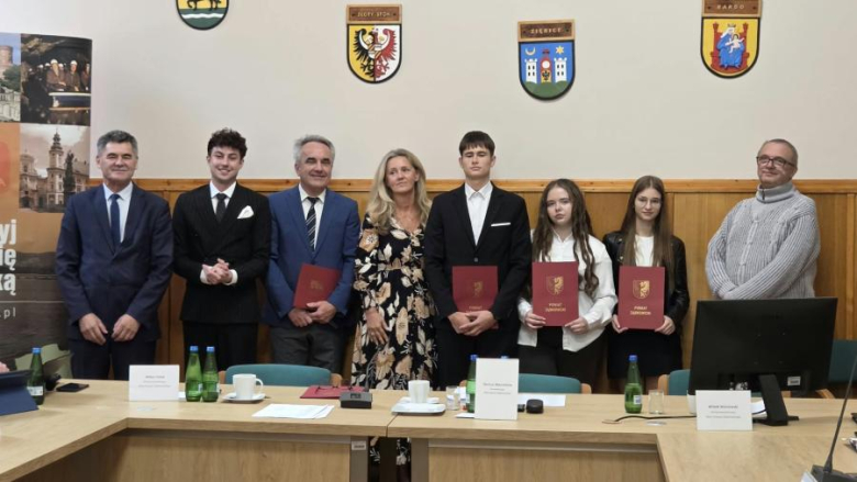 Nagrody dla uczniów, zmiany w budżecie i apel o wspólną komunikację. XXV sesja Rady Powiatu