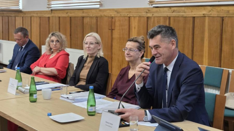 Nagrody dla uczniów, zmiany w budżecie i apel o wspólną komunikację. XXV sesja Rady Powiatu