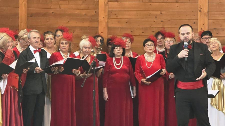Muzyczne popołudnie w parku miejskim. Wrocławski Chór Seniora wystąpił w Złotym Stoku