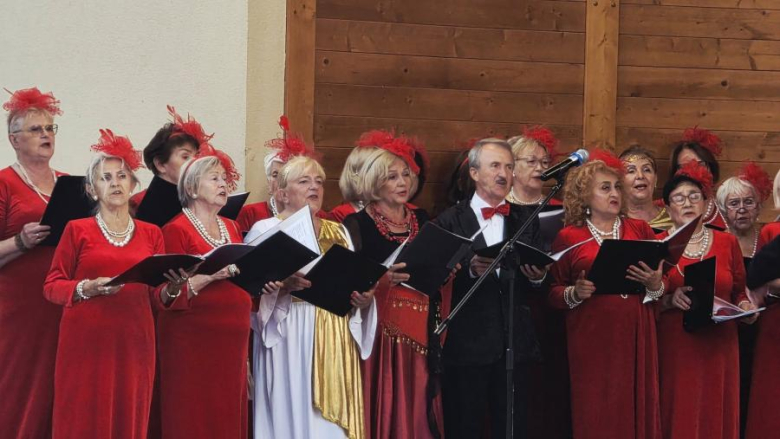 Muzyczne popołudnie w parku miejskim. Wrocławski Chór Seniora wystąpił w Złotym Stoku