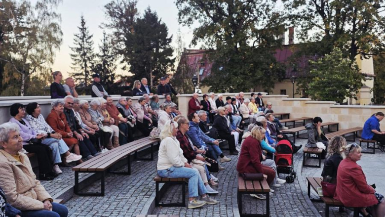 Muzyczne popołudnie w parku miejskim. Wrocławski Chór Seniora wystąpił w Złotym Stoku