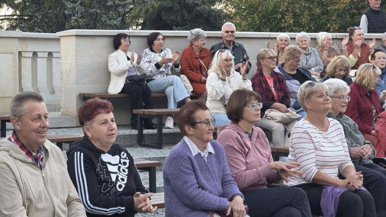 Muzyczne popołudnie w parku miejskim. Wrocławski Chór Seniora wystąpił w Złotym Stoku