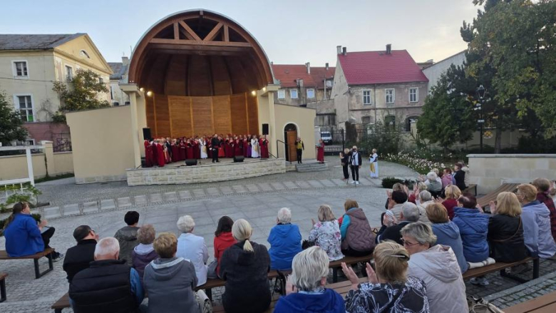 Muzyczne popołudnie w parku miejskim. Wrocławski Chór Seniora wystąpił w Złotym Stoku