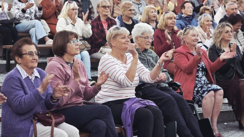 Muzyczne popołudnie w parku miejskim. Wrocławski Chór Seniora wystąpił w Złotym Stoku
