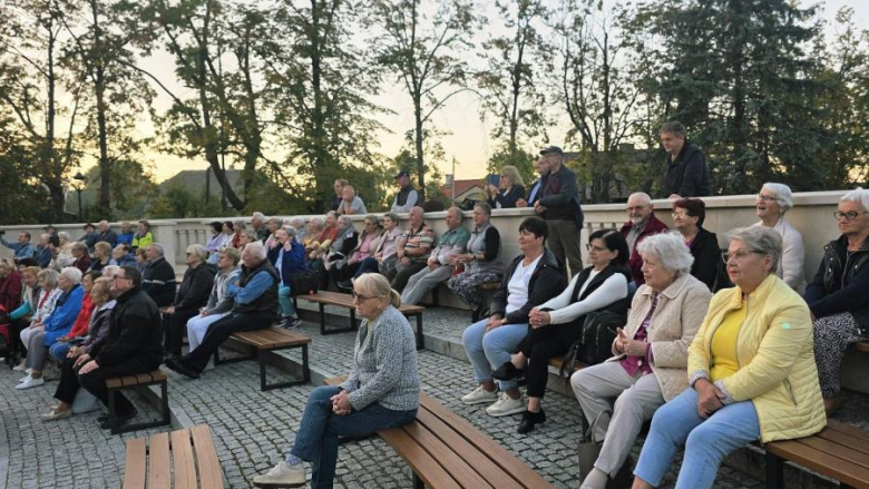Muzyczne popołudnie w parku miejskim. Wrocławski Chór Seniora wystąpił w Złotym Stoku