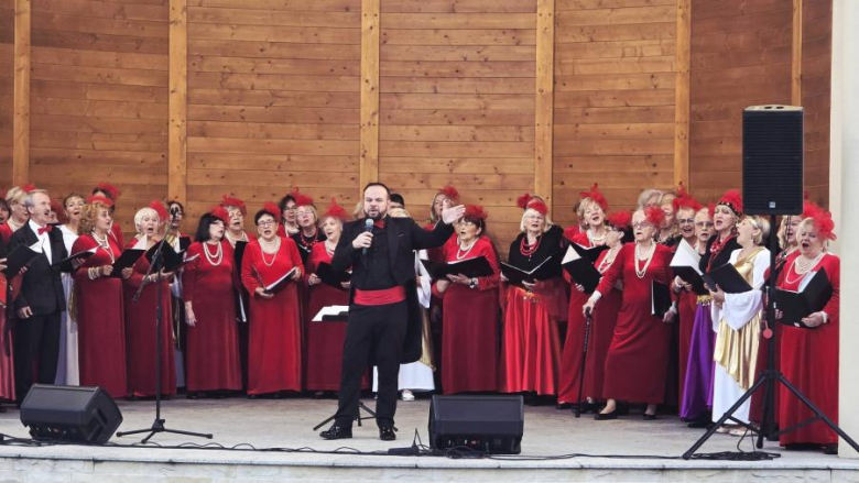 Muzyczne popołudnie w parku miejskim. Wrocławski Chór Seniora wystąpił w Złotym Stoku