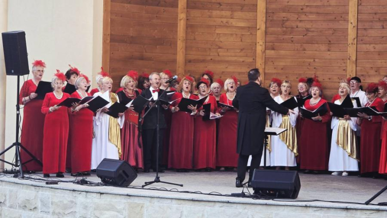 Muzyczne popołudnie w parku miejskim. Wrocławski Chór Seniora wystąpił w Złotym Stoku