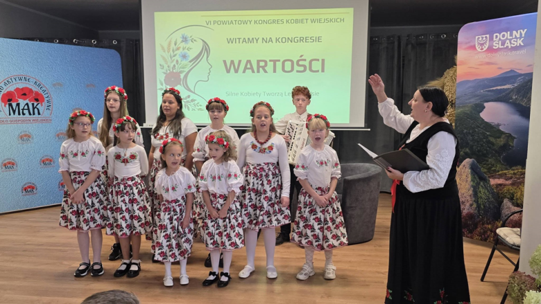 O wartościach i roli kobiet na wsi. VI Powiatowy Kongres Kobiet Wiejskich odbył się w Mąkolnie