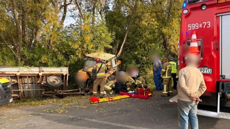 Ciągnik rolniczy w rowie. Utrudnienia między Stolcem a Kamieńcem Ząbkowickim 