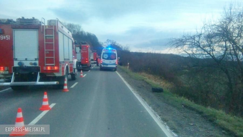 Wypadek na drodze wojewódzkiej nr 385. Cztery osoby podróżujące autem trafiły do szpitala