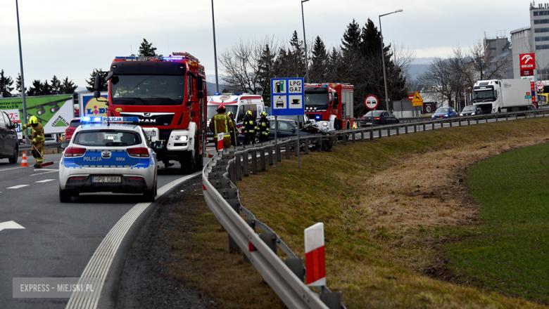 Zderzenie dwóch mercedesów na skrzyżowaniu krajowej ósemki z ul. Wrocławską