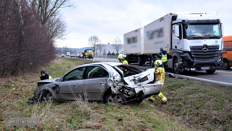 Zderzenie samochodu ciężarowego z osobówką na krajowej ósemce