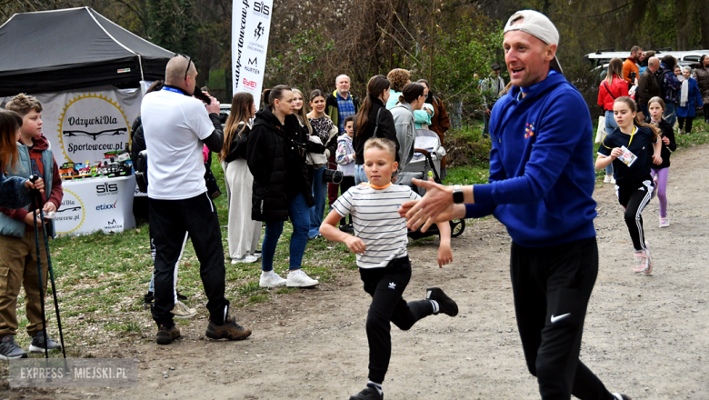 Setki biegaczy i świetne wyniki. 15. Półmaraton Henrykowski i 11. Dycha Księgi Henrykowskiej [foto]