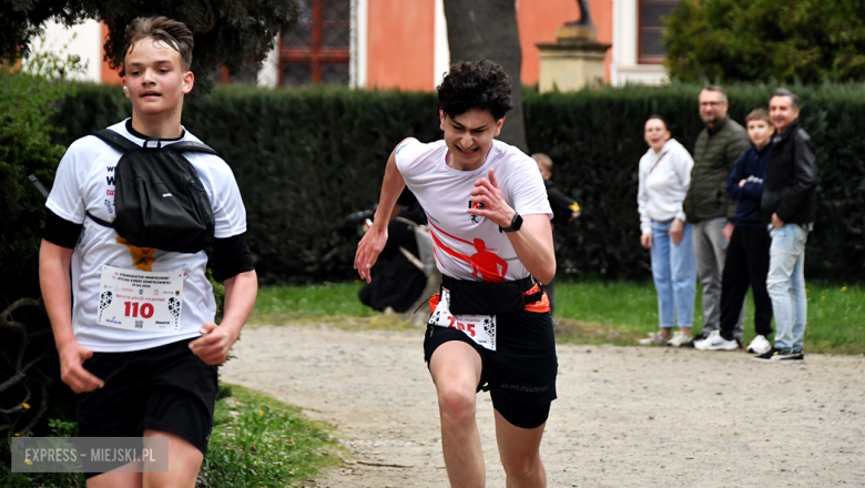 Setki biegaczy i świetne wyniki. 15. Półmaraton Henrykowski i 11. Dycha Księgi Henrykowskiej [foto]