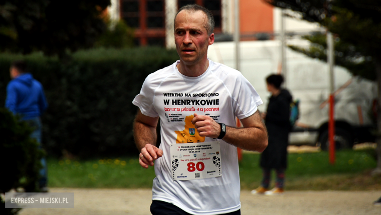Setki biegaczy i świetne wyniki. 15. Półmaraton Henrykowski i 11. Dycha Księgi Henrykowskiej [foto]