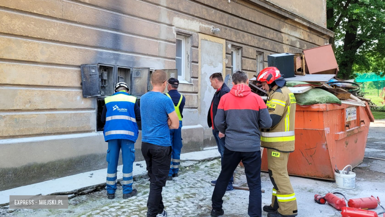 Pożar rozdzielni elektrycznej na elewacji budynku szkoły