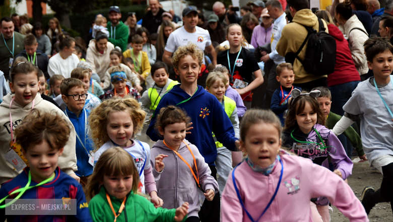 Setki biegaczy i świetne wyniki. 15. Półmaraton Henrykowski i 11. Dycha Księgi Henrykowskiej [foto]