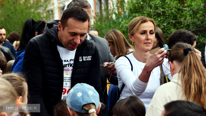 Setki biegaczy i świetne wyniki. 15. Półmaraton Henrykowski i 11. Dycha Księgi Henrykowskiej [foto]