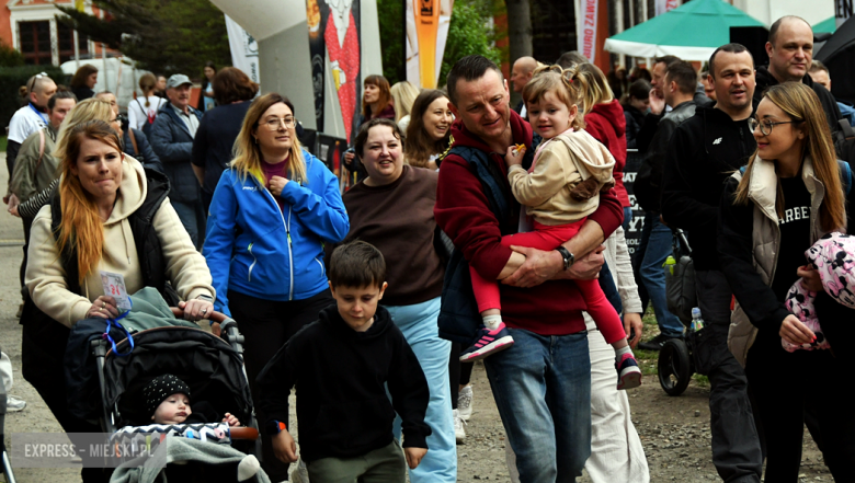 Setki biegaczy i świetne wyniki. 15. Półmaraton Henrykowski i 11. Dycha Księgi Henrykowskiej [foto]