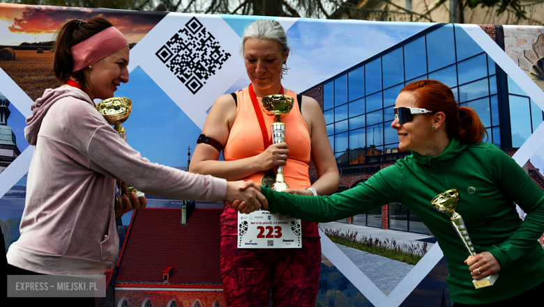 Setki biegaczy i świetne wyniki. 15. Półmaraton Henrykowski i 11. Dycha Księgi Henrykowskiej [foto]