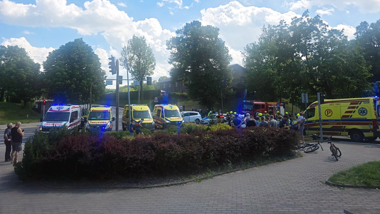 Zderzenie dwóch aut na skrzyżowaniu ul. Wrocławskiej z Żeromskiego i Waryńskiego [foto]