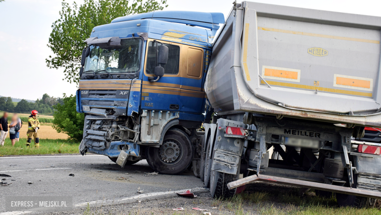 Zderzenie autobusu, samochodu osobowego i dwóch ciężarówek na krajowej ósemce przed Bardem