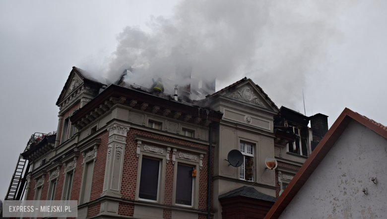 Pożar zabytkowej kamienicy na ul. Głównej w Bardzie. Dach nad głową straciło kilkanaście osób