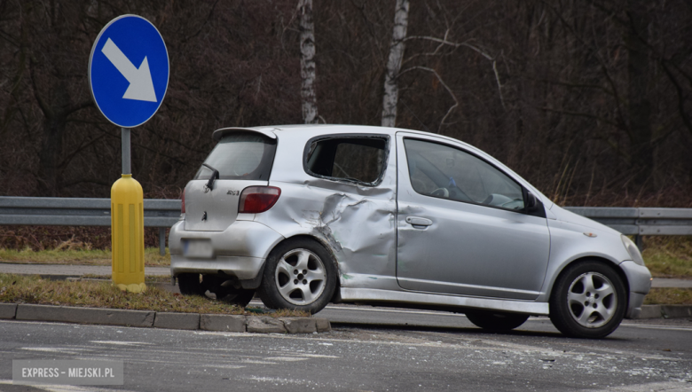 Zderzenie osobowej toyoty z samochodem ciężarowym na skrzyżowaniu ul. Legnickiej z krajową ósemką