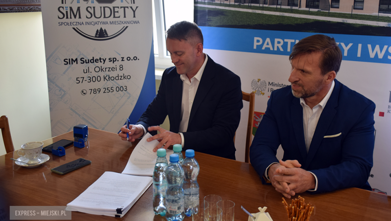Podpisanie umowy na budowę budynku wielorodzinnego z mieszkaniami na wynajem w Złotym Stoku