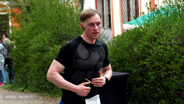 Setki biegaczy i świetne wyniki. 15. Półmaraton Henrykowski i 11. Dycha Księgi Henrykowskiej [foto]