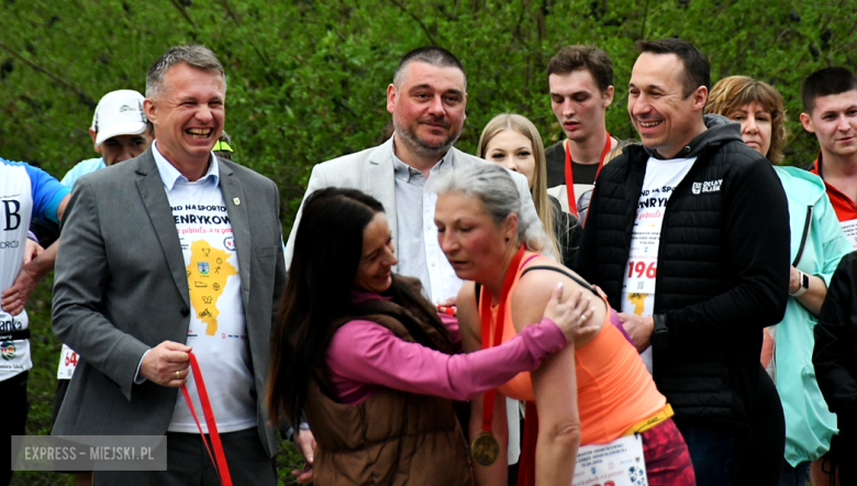 Setki biegaczy i świetne wyniki. 15. Półmaraton Henrykowski i 11. Dycha Księgi Henrykowskiej [foto]