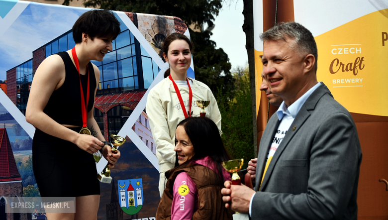 Setki biegaczy i świetne wyniki. 15. Półmaraton Henrykowski i 11. Dycha Księgi Henrykowskiej [foto]