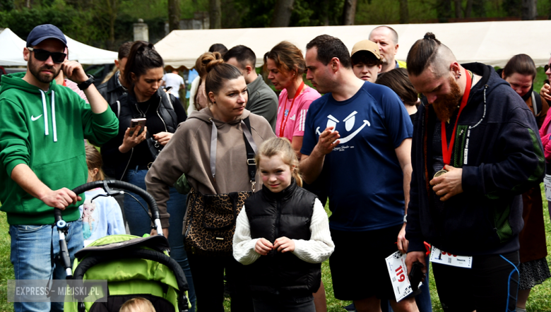 Setki biegaczy i świetne wyniki. 15. Półmaraton Henrykowski i 11. Dycha Księgi Henrykowskiej [foto]