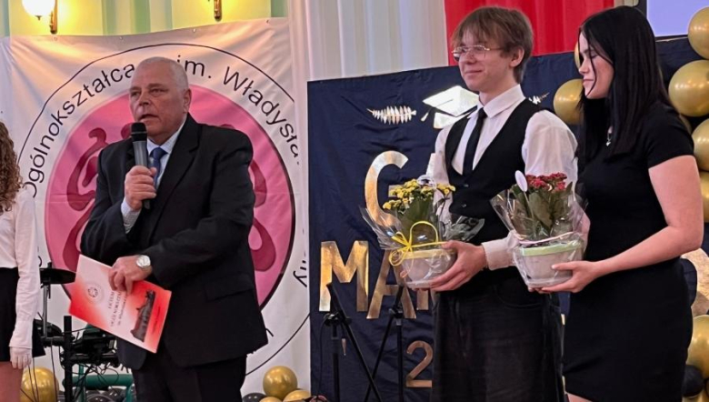 	Zakończenie roku szkolnego maturzystów. Najlepsi uczniowie otrzymali nagrody finansowe