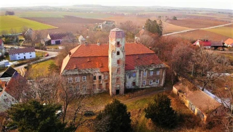 Dwór Służejów z nowym gospodarzem. Fundacja rozpoczyna nowy rozdział w historii zabytku