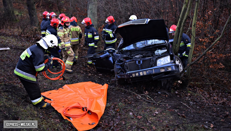 Mercedes wypadł z drogi na krajowej ósemce w Dębowinie