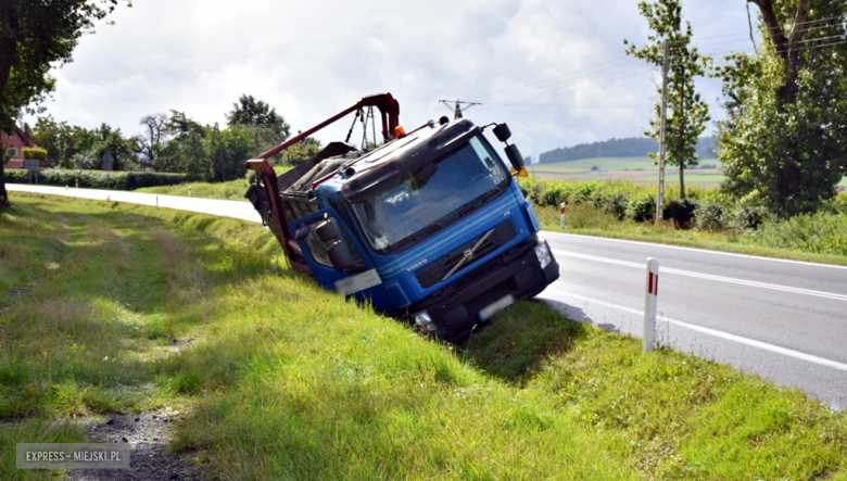 Samochód ciężarowy zjechał z drogi na krajowej ósemce