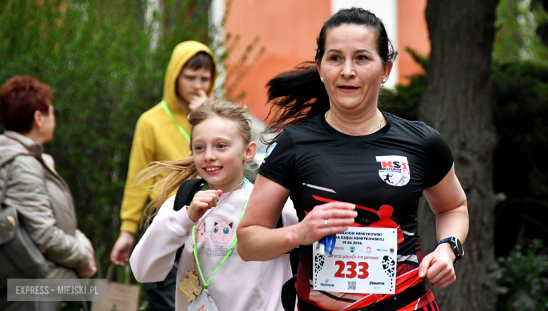 Setki biegaczy i świetne wyniki. 15. Półmaraton Henrykowski i 11. Dycha Księgi Henrykowskiej [foto]