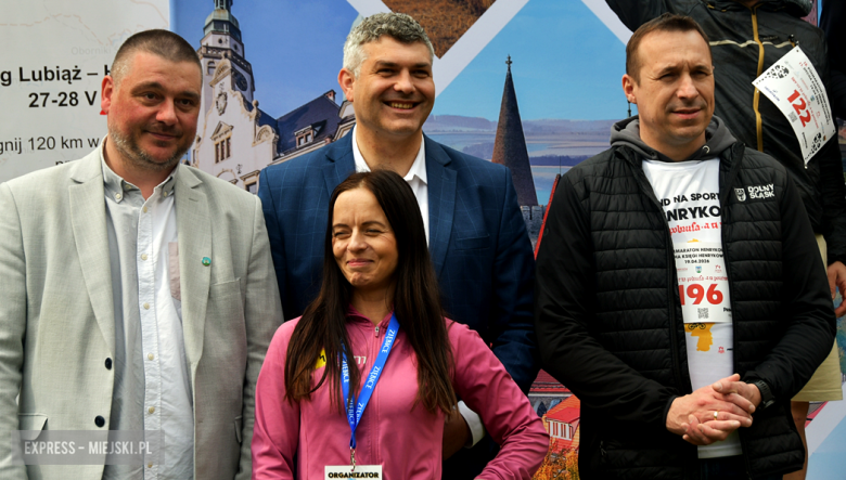 Setki biegaczy i świetne wyniki. 15. Półmaraton Henrykowski i 11. Dycha Księgi Henrykowskiej [foto]