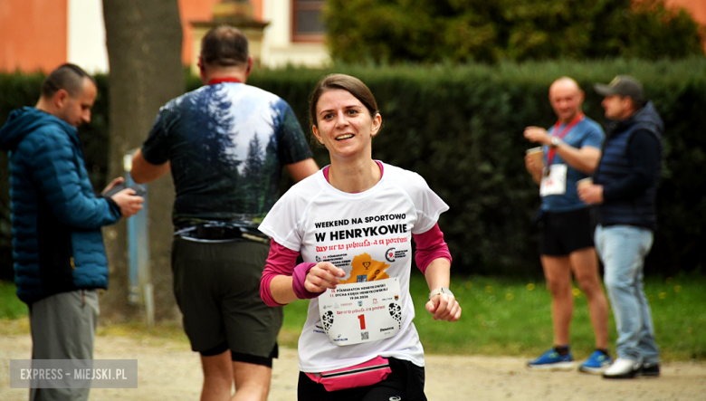 Setki biegaczy i świetne wyniki. 15. Półmaraton Henrykowski i 11. Dycha Księgi Henrykowskiej [foto]